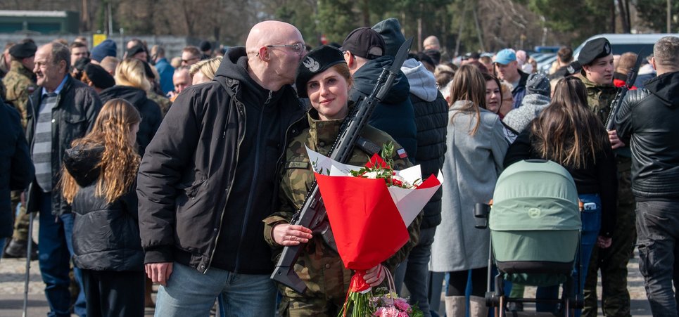 Przysięga wojskowa elewów na placu defiladowym w Świętoszowie