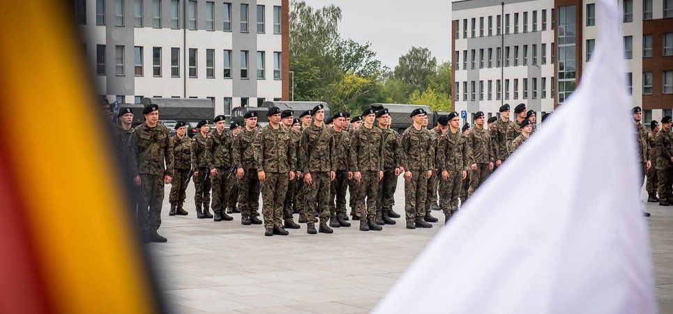 Pierwszy krok na żołnierskiej drodze. Uroczyste wręczenie broni w 1. Warszawskiej Brygadzie Pancernej