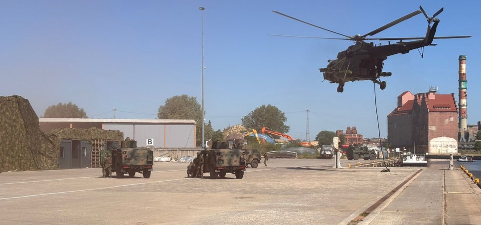 Atak z powietrza, lądu i wody. Port zabezpieczony.