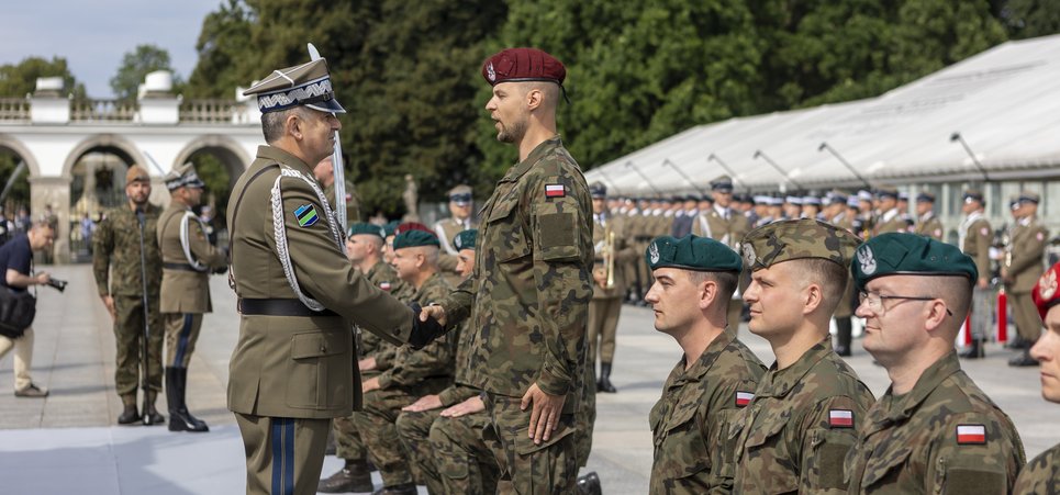 Nowi oficerowie rezerwy mianowani na placu Piłsudskiego