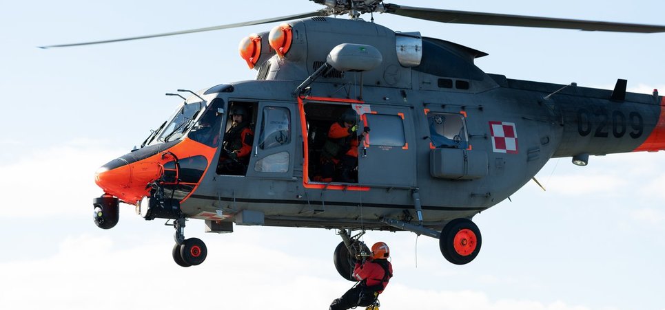 Akcja ratownicza na Bałtyku. Poszkodowany ewakuowany na ląd.