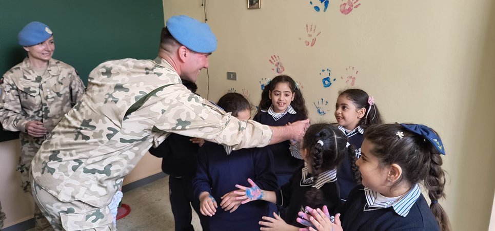 Polscy żołnierze z wizytą w szkole w Alma Ash Shab
