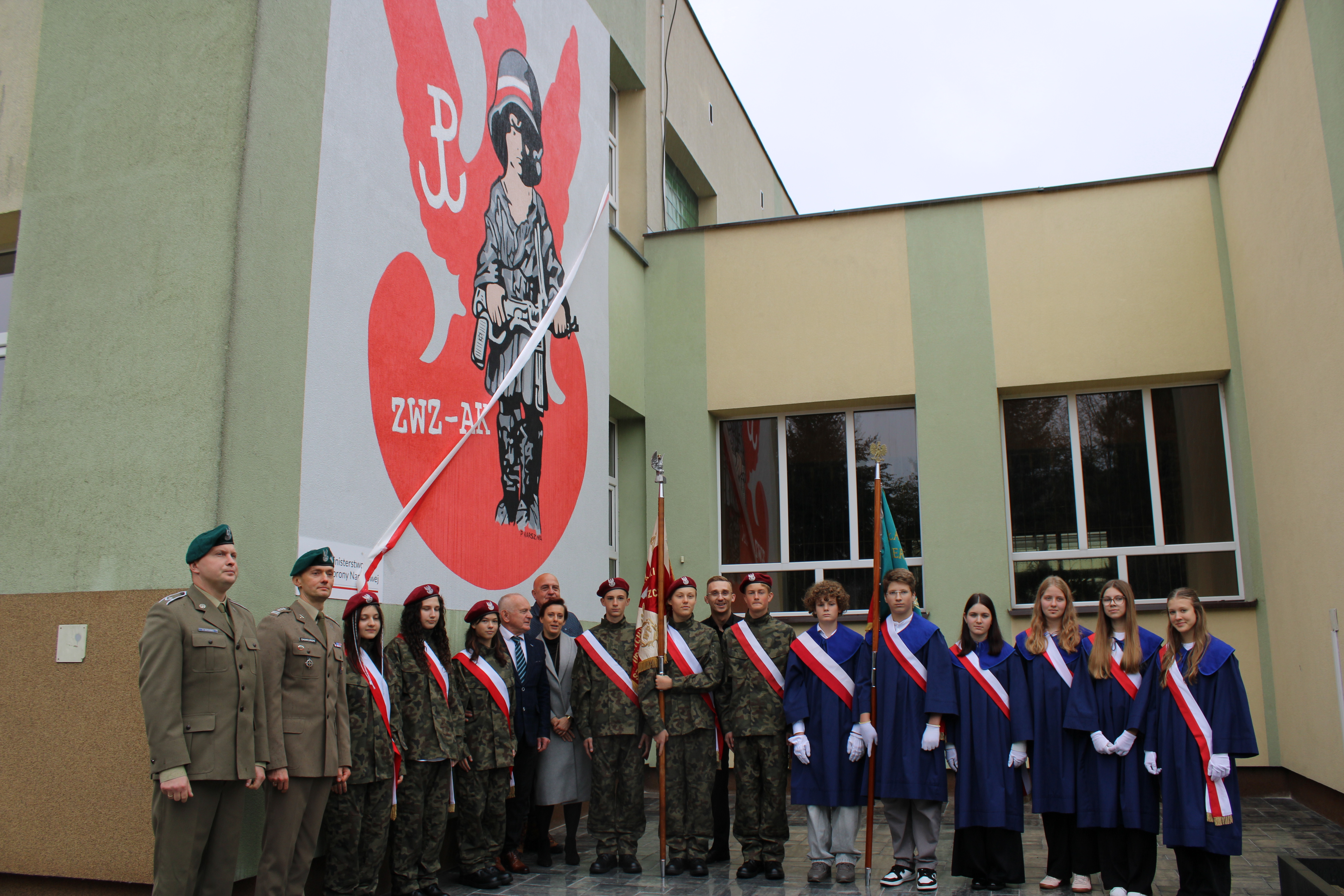 Mural „Mały Powstaniec” ozdobił ścianę Szkoły Podstawowej nr 5 w Wyszkowie - WOJSKO POLSKIE