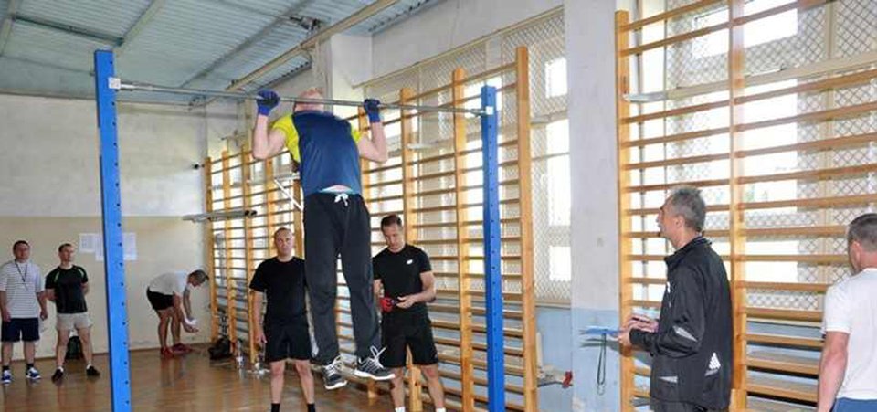 Podciąganie się na drążku wysokim