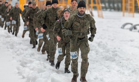 Prawie 1,5 tys. biegaczy pokonało trasę Półmaratonu Komandosa